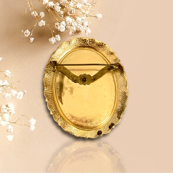 Antique Cameo Brooch “marked West Germany” - Picture 2 of 3